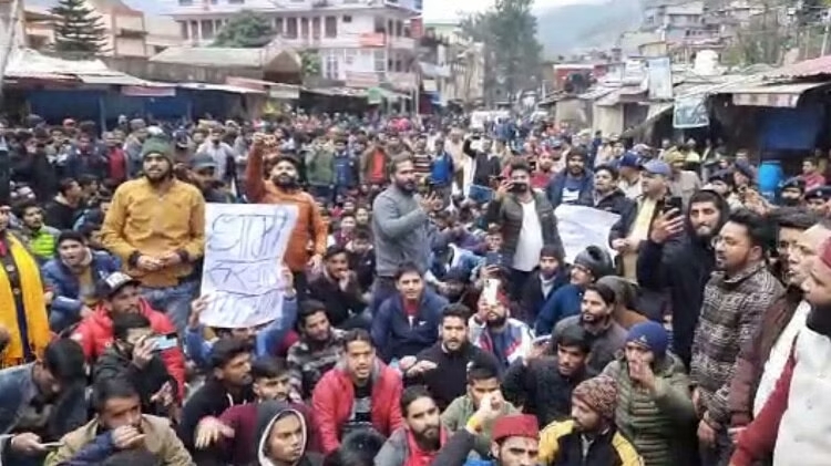 dehradun-lathicharge-protest_1676012239