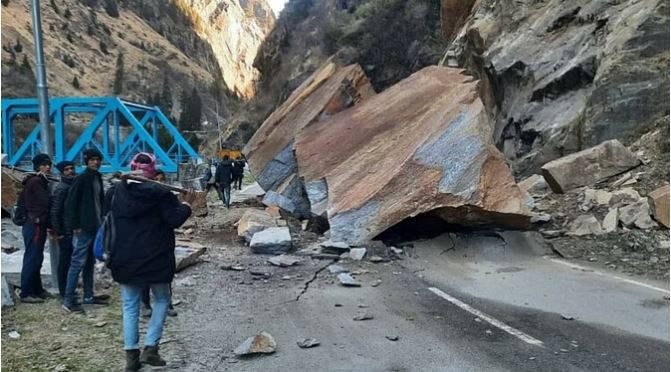 LANDSLIDE-IN-GANGOTRI-HIGWAY