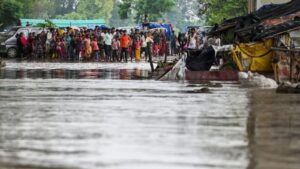 People-waiting-for-help-at-the-Yamuna-Sabzi-Mandi-_1689225394902_1689225403305