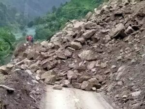 uttarakhand-badrinath-national-highway-blocked-due-to-landslide-tourists-stranded-999x749