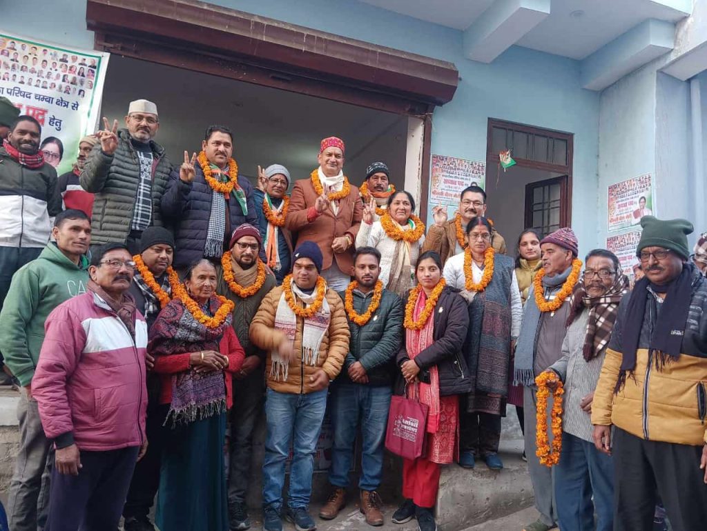 वरिष्ठ कांग्रेस नेता व जिले के चुनाव प्रभारी बिरेंद्र रावत ने चंबा में कार्यकर्ताओं से किया संवाद