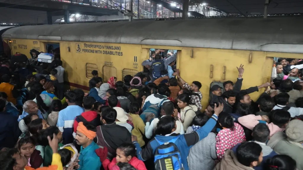 नई दिल्ली रेलवे स्टेशन में मची भगदड़ का हुआ खुलासा, रेलवे ने खुद बताई पल-पल कैसे बदली तस्वीर?