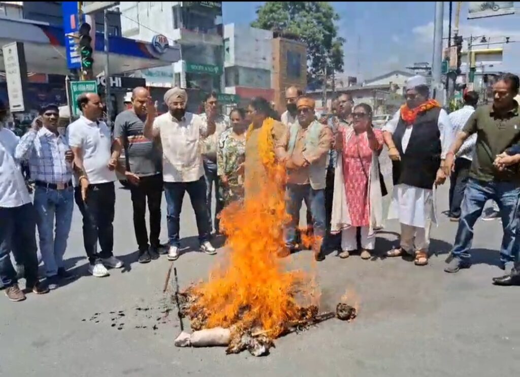 मंहगाई के विरोध में सड़कों पर उतरी उत्तराखंड कांग्रेस, केंद्र और राज्य सरकार का किया पुतला दहन