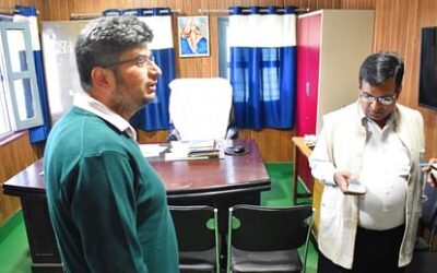 चमेाली : डीएम ने किया औचक निरीक्षण, कार्यालय से नदारद मिले जिला आबकारी अधिकारी, सर्विस ब्रेक के साथ रोका वेतन