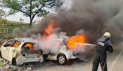 भगत सिंह चौक के पास अचानक दो कारों में आग लगने में हड़कंप, दमकल कर्मियों ने बमुश्किल बुझाई