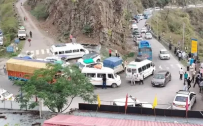 सिरोबगड़ स्लाइडिंग जोन सक्रिय, मलबा आने से चार घंटे रहा बंद रहा बद्रीनाथ हाईवे; चारधाम यात्री परेशान