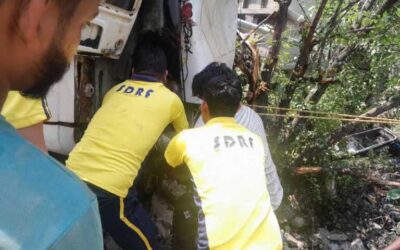पौड़ी: सतपुली क्षेत्रांतर्गत बगेली गाँव के पास ट्रक हुआ दुर्घटनाग्रस्त, SDRF ने किया चालक का शव बरामद।