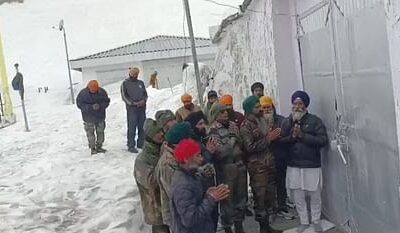 हिमखंड काटकर हेमकुंड साहिब पहुंचे सेना के जवान, अरदास कर खोला गेट, यात्रा से पहले तैयारियों में जुटे