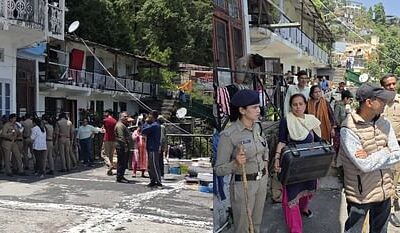 दिलाराम एस्टेट में अनाधिकृत रूप से रह रहे 14 परिवारों से पुलिस ने घर कराए खाली, कई ने किया विरोध
