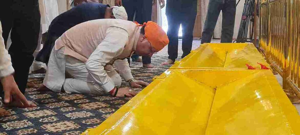 नानकमत्ता साहिब गुरुद्वारे में सीएम धामी का मत्था टेका, बच्चों से मिली मुलाकात से साझा किया धार्मिक सौहार्द का संदेश