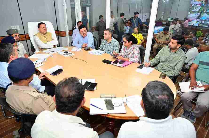 दूसरे दिन भी जिले में रहकर रेस्क्यू ऑपरेशन  की निगरानी और निर्देशन में जुटे रहे सीएम धामी