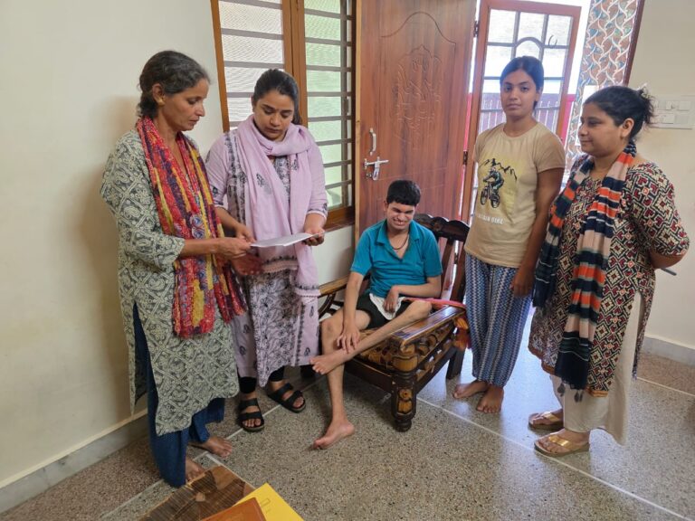 डीएम की पहल से विधवा शोभा को राहत, बैंक ने घर के कागजात लौटाए