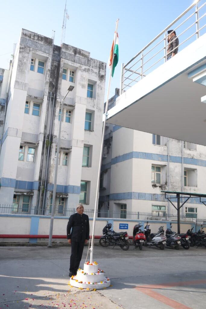 गणतंत्र दिवस पर सूचना महानिदेशक बंशीधर तिवारी ने फहराया तिरंगा